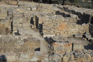 Det minoiske arkeologiske stedet Phaistos. Utsikt over North East Complex. Kompleks med fire rom i direkte tilknytning til det gamle palasset. Disse rommene ble brukt til å lagre verdifulle rituelle kar. Den berømte "" Phaistos-skiven"" med hieroglyfisk sk