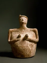 Minoisk kunst: terrakottavase i form av en kvinne som støtter brystet sitt. Fra helligdommen i Piskokephalo på Kreta. 1700-1450 f.Kr. Heraklions arkeologiske museum