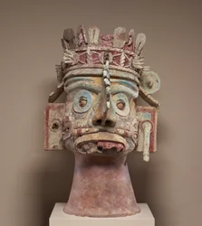 Hodet for regnguden Tlaloc, sen postklassisk periode, ca. 1300-1521 (keramikk, tuffat, stukkatur og maling)