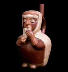 Precolombiansk kunst, Mochic sivilisasjon (stygg): antropomorf vase som representerer en karakter som spiller Antara, fløyte i Andesfjellene. 200 f.Kr.-700 e.Kr. Lima, Nasjonalmuseet for antropologi og arkeologi, Peru