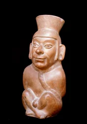 Førkolumbisk kunst, Moche-sivilisasjonen (Moche, Mochica): antropomorf terrakottaflaske som fremstiller en fange før ofringen (han har et tau rundt halsen og hendene bundet bak ryggen). 200 f.Kr.-700 e.Kr. Lima, Det nasjonale antropologiske museum