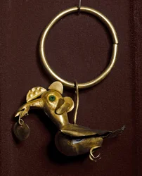 Pre-colombiansk kunst, Mochica-kultur (Ugly, mochica): ørering med fugl i gull. 200-500 apres JC Private Collection