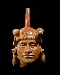Førkolumbisk kunst, Mochekulturen (Mochica): antropomorf vase som fremstiller ansiktet til en leder. 200 f.Kr.-700 e.Kr. Lima, Nasjonalmuseet for antropologi og arkeologi, Peru