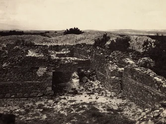 Bygge et imperium i den fascistiske tidsalderen: Axum-ruinene av Solens tempel i Adulis, 09.05.1936 (s/hvitt-bilde)