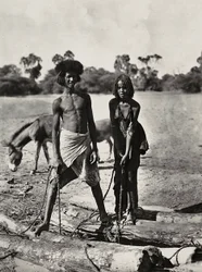 'Building an Empire' i den fascistiske tidsalderen: Beni-Amer-indianer ved en vannbrønn, 09.05.1936 (s/hvitt-bilde)