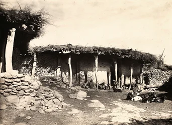 Bygge et imperium i den fascistiske tidsalderen: et abyssinisk hus i Edmò, 09.05.1936 (s/hvitt-bilde)