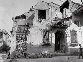 Bombardementene til Sermide: et hus som ble alvorlig skadet under andre verdenskrig. En del av fasaden kan sees