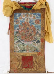 Damjen Garwa Nagpo, midten av 1800-tallet (mineralpigmenter på størrelse bomull, originale Qing-brokadefester, originalt støvdeksel, mongolske dusker og stang med hetter)
