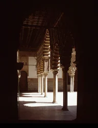 Art mudejar: utsikt over Damenes domstol (Patio de las Doncellas)