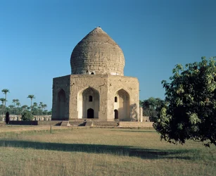 Utsikt over mausoleet til Asif Khan som ligger i Shahdara Bagh