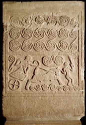 Mykensk kunst: gravstele av kalkstein med en fremstilling av et slag, fra Mykene. 16. århundre f.Kr. Mål: 133 cm. Athen, Det nasjonale arkeologiske museum