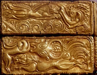 Mykensk kunst: "" løve som jakter hjort i en skog""" detalj av en trekassett dekket med gullblader fra grav V, Mykenes. 1500-tallet f.Kr. Athen, Nasjonalt arkeologisk museum