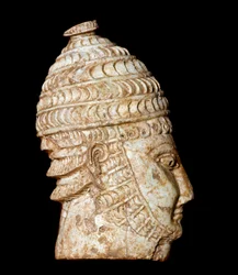 Mykensk kunst: lite krigerhode skåret i elfenben fra grav III, Mykene, 14.-13. århundre f.Kr., mål 5 cm, Athen, Det nasjonale arkeologiske museet