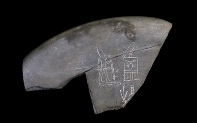 Fragment av innskrevet steinskål, ca. 3285 f.Kr. (utskåret siltstein)