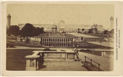 [Utvendig langbilde av Crystal Palace-bygningen og eiendommen]