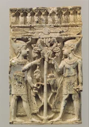 Møbelplakett skåret i høyt relieff med to egyptiske figurer som flankerer et volutttre, ca. 9.–8. århundre f.Kr. (elfenben)