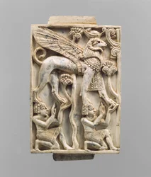 Møbelplakett skåret i relieff med en ramhodet sfinks, ca. 9.–8. århundre f.Kr. (elfenbein)