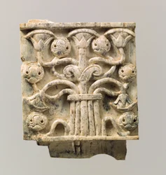 Møbelplakett skåret i relieff med stilisert tre, ca. 8.–7. århundre f.Kr. (elfenbein)
