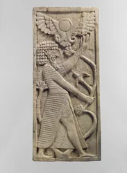Møbelplakett skåret i relieff med en mannsfigur som griper et tre, ca. 800-tallet f.Kr. (elfenbein)