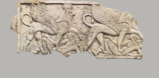 Møbelplakett skåret i relieff med to falkehodede sfinkser som tråkker fanger, ca. 9.–7. århundre f.Kr. (elfenbein)