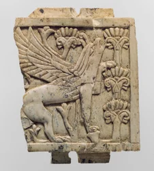 Møbelplakett skåret i relieff med en griffin i et blomsterlandskap, ca. 9.–8. århundre f.Kr. (elfenbein)