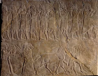 Musikerne fra Army of Ashurbanipal. Lavrelieff i kalkstein rundt 640 f.Kr. (Neo-assyrisk periode, v.1000-612 f.Kr.). Oppdaget i Nineveh, Mesopotamia. Museet Louvre.