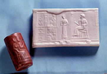 Mesopotamia: Kvartssteinforsegling og støping (avtrykk) som representerer en figur som snakker til en guddom. Nysumerisk periode (ca. 2150-2000 f.Kr.) Søn. 0,030 m Paris, Musée du Louvre