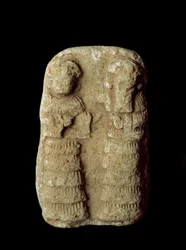 Sumerisk sivilisasjon: et gudepar på tronen. Terrakottaskulptur. Mål: 9 cm. Nysumerisk periode (mellom 2093 og 2004 f.Kr.). Bagdad, Iraks nasjonalmuseum