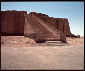 Utsikt over trappen til den rekonstruerte ziggurat, 2050 f.Kr