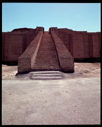 Utsikt over trappen til den rekonstruerte ziggurat, 2050 f.Kr