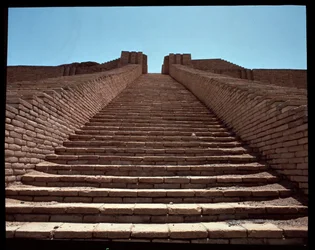 Utsikt over trappen til den rekonstruerte ziggurat, 2050 f.Kr