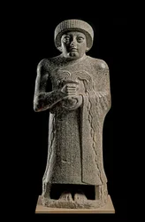 Sumerisk kunst: detalj av statuen av Gudea, fyrste av Lagash, kjent som «med den sprudlende vasen» og viet til gudinnen Geshtinanna