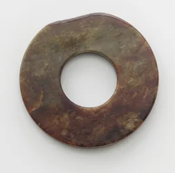 Disk (bi) Qijia-kultur, ca. 2500-2000 f.Kr. (jade)