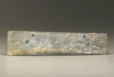 Gaffelmeisel (zhang), Qijia-kultur, ca. 2500-2000 f.Kr. (jade)