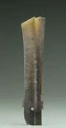 Gaffelmeisel (zhang), Qijia-kultur, ca. 2500-2000 f.Kr. (jade)