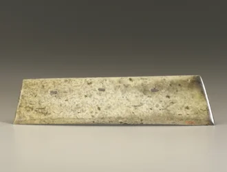 Gaffelmeisel (zhang), Qijia-kultur, ca. 2500-2000 f.Kr. (jade)