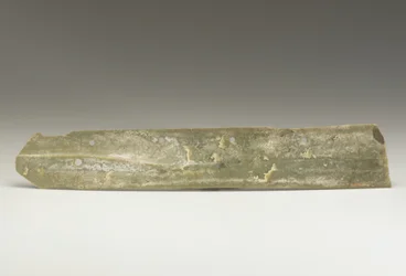 Høstekniv (hu), Qijia-kultur, ca. 2500–2000 f.Kr. (jade)