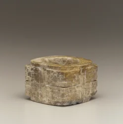 Kort rør (cong) Lake Tai-regionen, Liangzhu-kultur, 3300-2250 f.Kr. (jade)