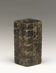 Tall tube (cong) Lake Tai-regionen, Liangzhu-kultur, 3300-2250 f.Kr. (jade)