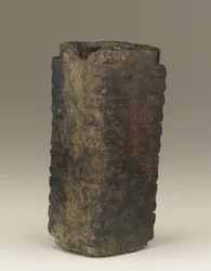 Tall tube (cong) Lake Tai-regionen, Liangzhu-kultur, 3300-2250 f.Kr. (jade)
