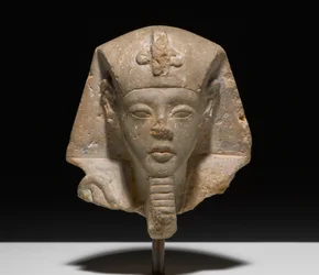 Hode fra en Shabti av Akhensten, ca. 1352-1336 f.Kr. (kalkstein)