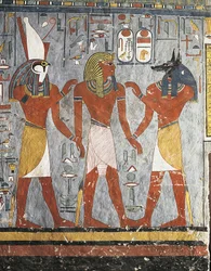 Farao mellom gudene Harsiesis og Anubis