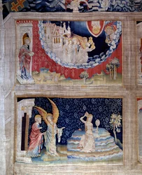 Apokalypse-teppet (1373-1383), nr. 64: en engel viser Johannes fordømmelsen av Babylon, symbolet på avgudsdyrkelse, som med sine trolldomskunster har villedet alle nasjoner. Nederst: Babylon, den prostituerte i Satans tjeneste, varmer sitt blonde hår