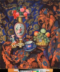 Stilleben med porselen og blomster - Verk av Nikolai Semyonovich Zaytsev (1885-1938), tempera på papp