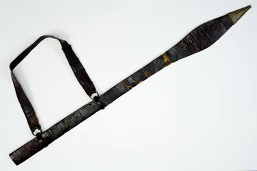 Slire (skinn med verktøy, stoff, messing og jern)