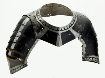 Almain Collar, ca. 1580 (lakkert stål med moderne skinn)