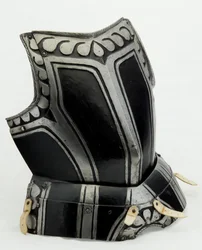 Brystplate, ca. 1580 (lakkert stål med moderne skinn)