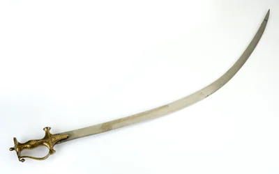Talwar Saber med indo-muslimsk hilt av panjabi-type, blad muligens 1700-tallet, hilt 1800-tallet (stål, russeted jern, gull falsk-damaskerende)