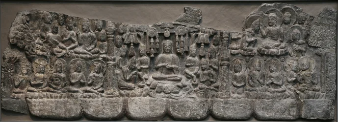 Veggskulptur: Himmelske samlinger av Buddhaer og Bodhisattvaer, Handan, Hebei-provinsen, 550-577 (kalkstein med spor av pigment)