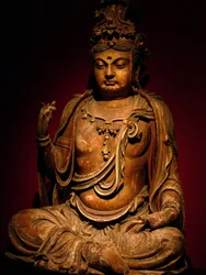 Malt treskulptur av en Bodhisattva, Song-dynastiet (960-1279), Shanghais nasjonalmuseum. Fotografi av Léonard de Selva, Kina, 2006.